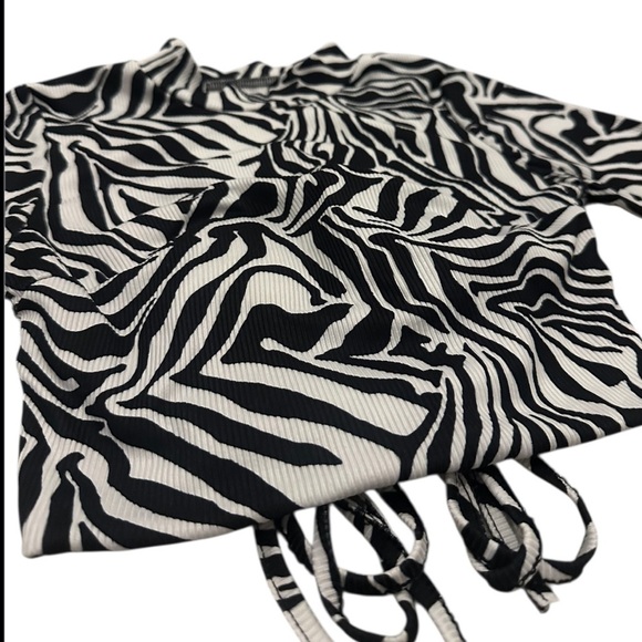 Open Back Black and White Zebra Print Long Sleeve Ribbed Crop Top Small - Picture 2 of 8